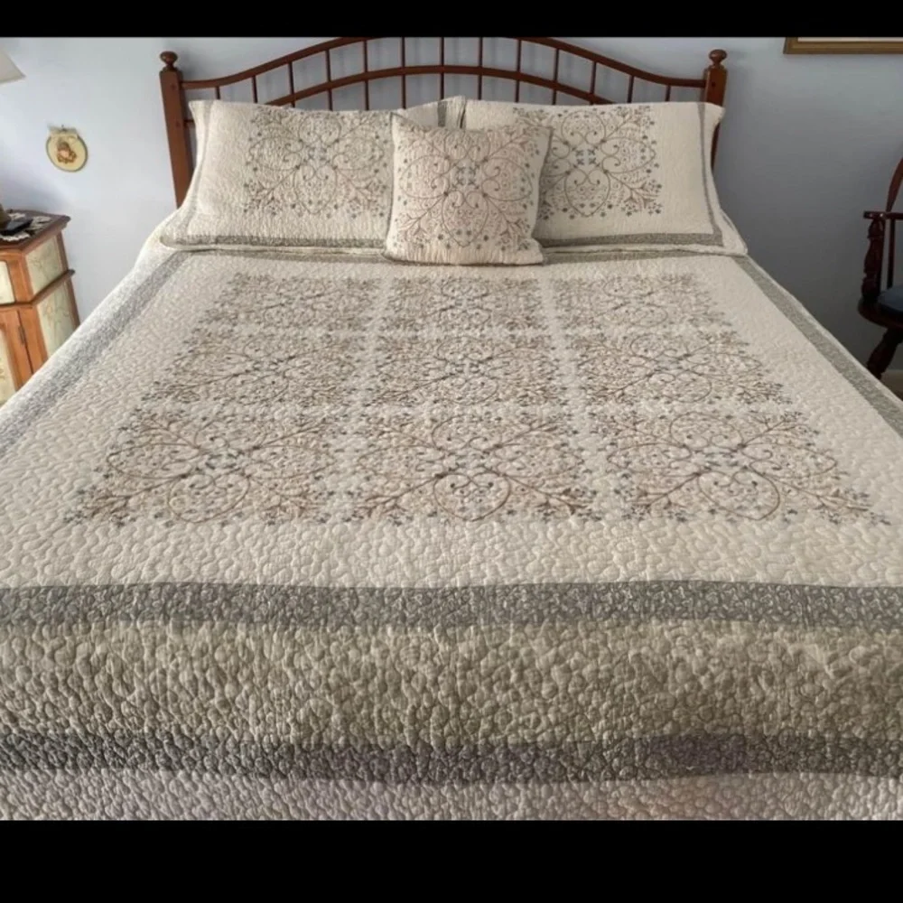 Home Classics Queen Quilt With Shams & Accent Pillow - Picture 4 of 11
